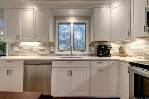 8 Captains Watch, Huntington CT  06484-5914 exterior