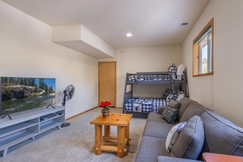 13610 Hillside Dr, Truckee CA  96161-6867 exterior