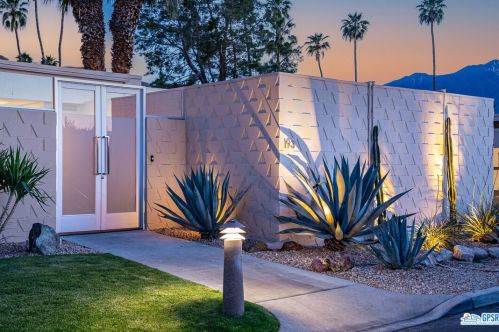 193 Desert Lakes Dr, Palm Springs, CA 92264-5526