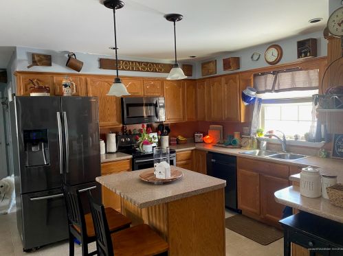 7 Reservoir Ave, Lewiston, ME 04240-4951