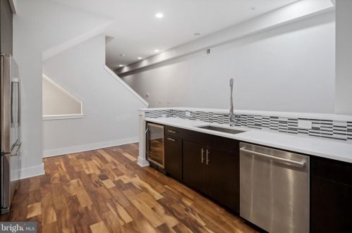 154 Front St, Philadelphia PA  19106-0020 exterior