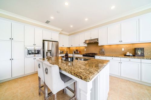 54 Rembrandt, Irvine CA  92620-7314 exterior