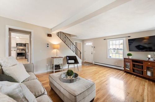 83 Sandro Dr, Warwick, RI 02886-8547