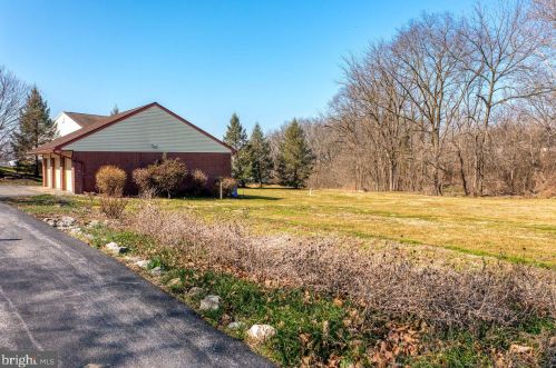 564 Lampeter Rd, Lancaster PA  17602-4010 exterior