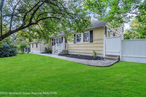 1 Lynn Dr, Tinton Falls, NJ 07712-7214