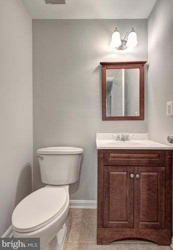 5601 Castlebury Ct, Springfield VA  22015-1883 exterior