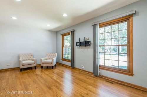2449 Rebecca Ln, Glenview, IL 60026-1144