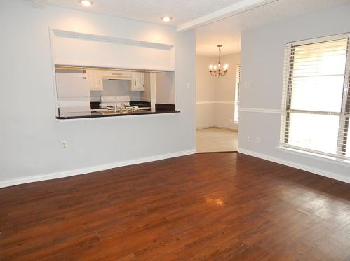 306 Valley Park Dr, Garland TX  75043-2955 exterior