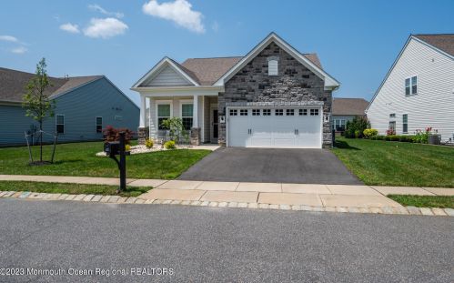 27 Addlestone Ln, Lakehurst, NJ 08759-7332