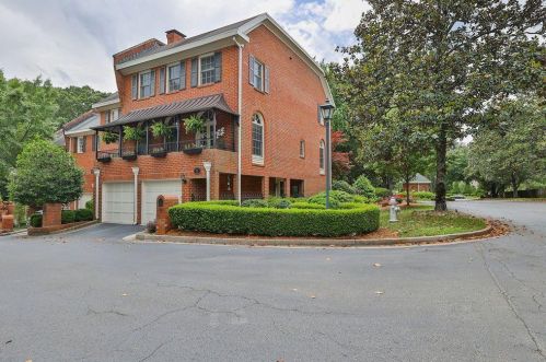 101 Jefferson Cir, Atlanta, GA 30328-2633