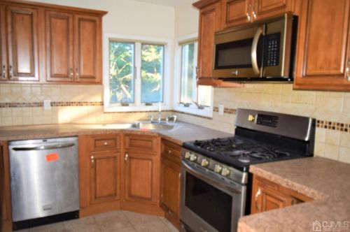 25 Claudia St, Iselin, NJ 08830-1910