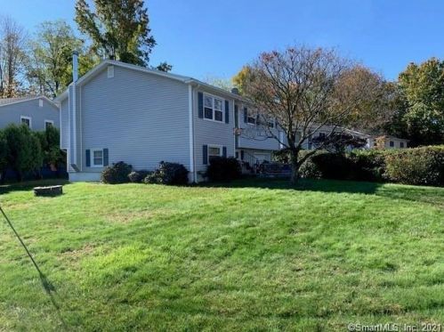 2 Country Club Ct, Norwalk CT  06851-5601 exterior