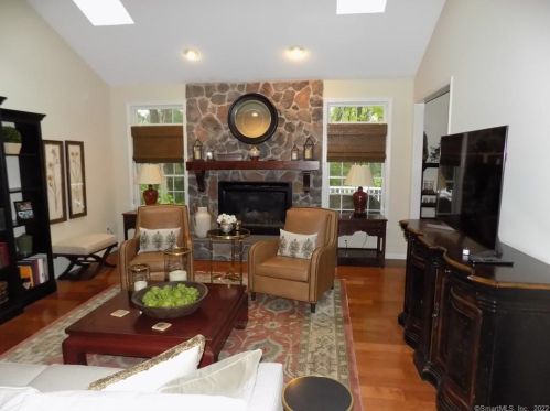18 Worthington Dr, Farmington, CT 06032-1493