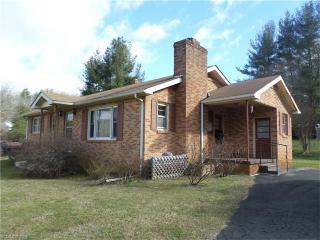 1 Penley Rd, Fletcher, NC 28732-9433