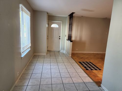 1190 Cove Dr, Wheeling, IL 60070-1905