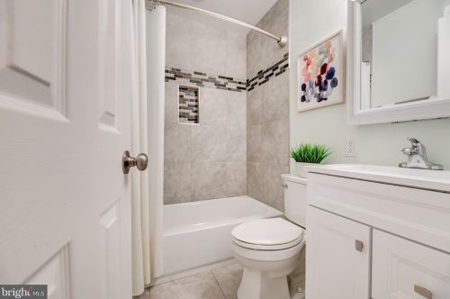 7203 Hadlow Dr, Springfield VA  22152-3529 exterior