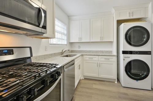 5550 Kingsport Dr, Atlanta GA  30342-1043 exterior