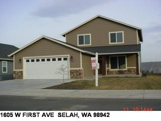 1605 1st Ave, Selah, WA 98942-9349