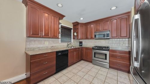 100 Reeve Ave, Bloomingdale, NJ 07403-1542