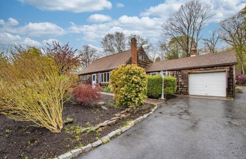 9 Hickory Rd, East Hampton, CT 06447-1217