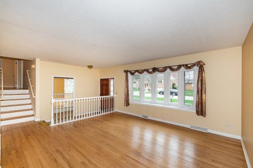 249 Robin Ln, Wood Dale, IL 60191-1741