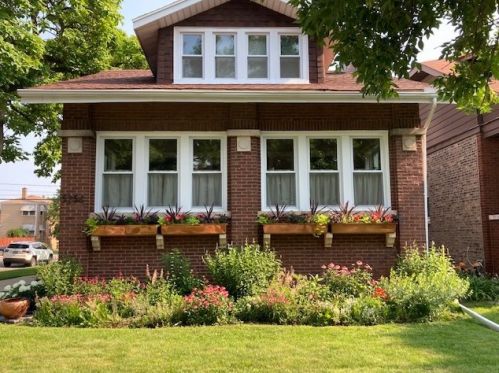 5256 Pensacola Ave, Chicago, IL 60641-1422