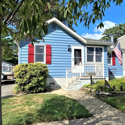 222 Gertrude Ter, Green Brook, NJ 08812-1406