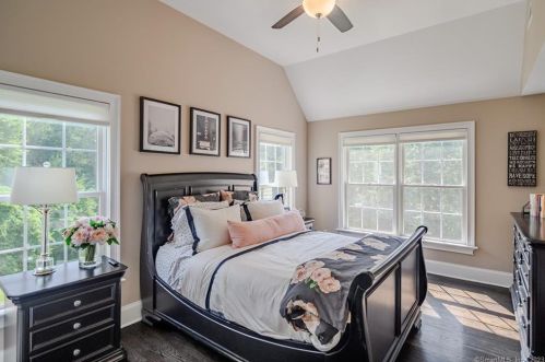 5 Clydesdale Ct, Upper Stepney CT  06468-1368 exterior