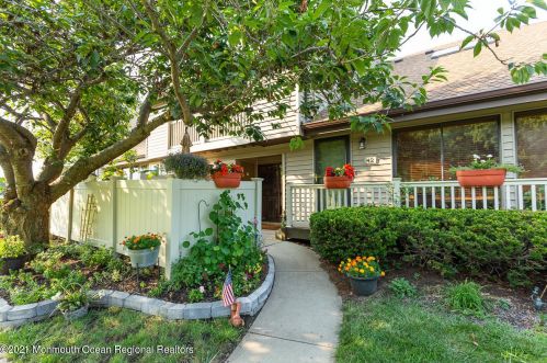 42 Cotswold Cir, Tinton Falls NJ  07712-2645 exterior