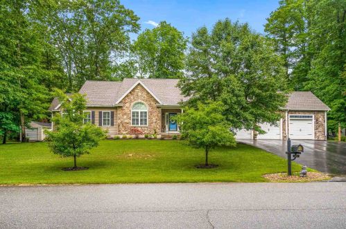 21 Moon Shadow Dr, Pelham, NH 03076-3370
