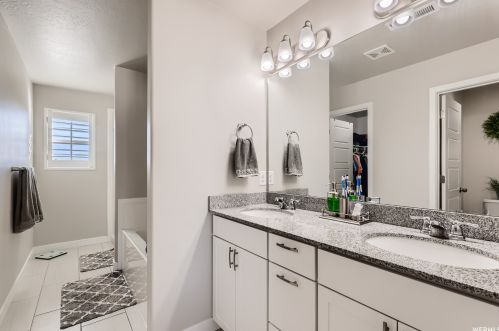 6544 Hvn Maple Dr, Taylorsville UT 84081-4162 exterior