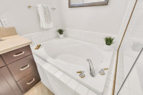 9493 Emerald Cove Ln, Elk Grove CA  95758-3612 exterior