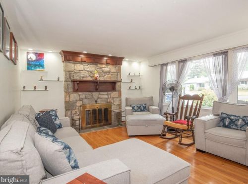 2106 Lyndell Dr, Lancaster PA  17601-5728 exterior