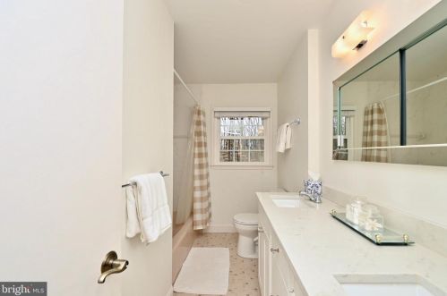 7724 Carrleigh Pkwy, Springfield VA  22152-1307 exterior