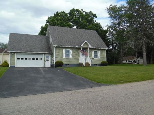 3 Kimball St, Tilton, NH 03276-1562
