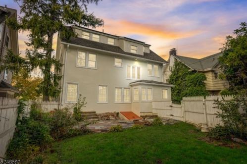 6 Warren Pl, Montclair, NJ 07042-2534