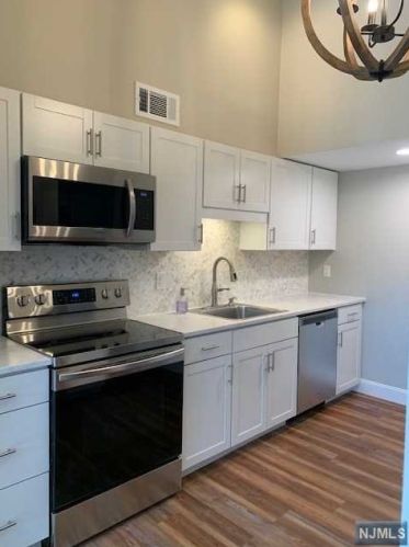 14 Meadowview Dr, Annandale, NJ 08801-1516