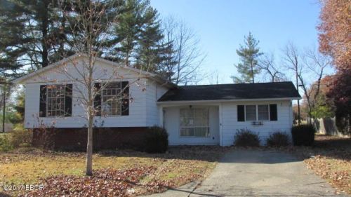 15 Fairfax Dr, Harrisburg, IL 62946-2877