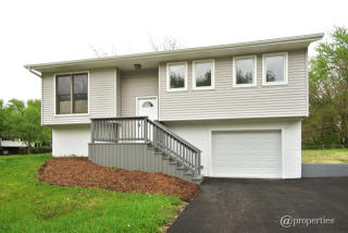 25 Green Meadows Blvd, Streamwood, IL 60107-1178