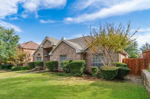 4220 Oak Grove Dr, Carrollton TX  75010-1217 exterior