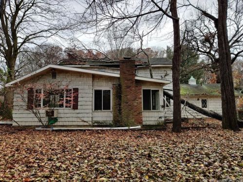 33 Imperial Dr, Wapping, CT 06074-3819