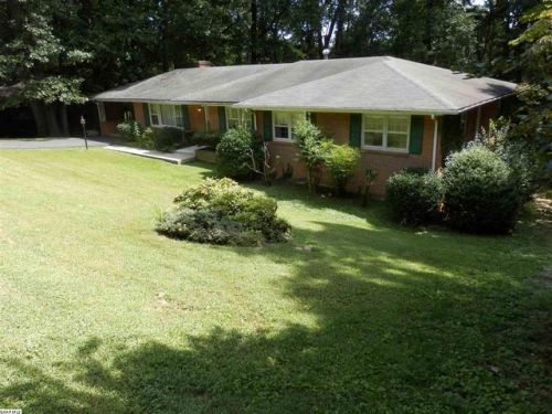 323 Rainbow Dr, Staunton, VA 24401-2134