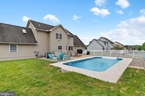 22 Meade Dr, Carlisle PA 17013-8141 exterior