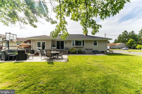 74 Wolf Dr, Trenton NJ 08610-1125 exterior