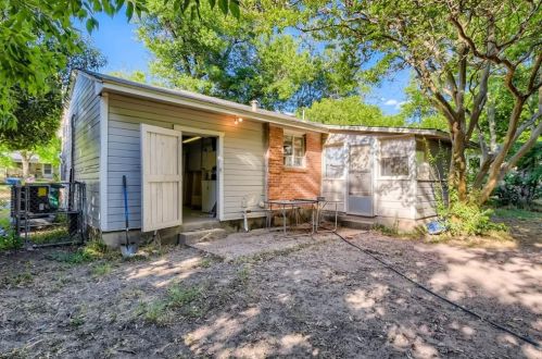 1301 Alegria Rd, Austin TX  78757-3217 exterior