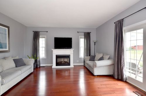 566 Abbey Rd, Hanover Park, IL 60103-1926