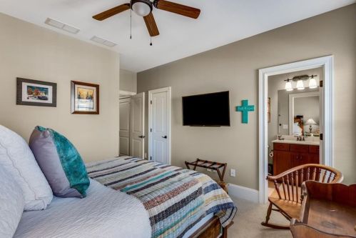 3639 Brookleigh Ln, Atlanta GA  30319-2219 exterior