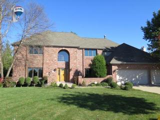 1504 Willow Creek Ln, Oak Brook, IL 60561-5394