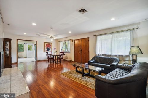 3703 Crest Dr, Annandale, VA 22003-1701