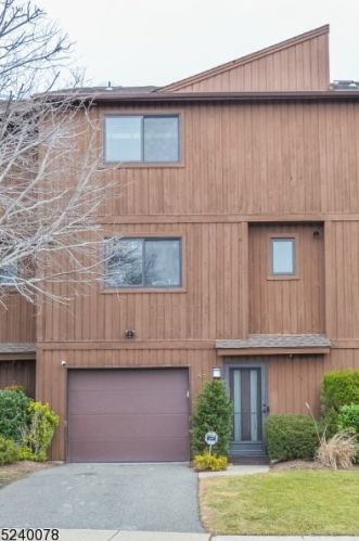 48 Alana Dr, Paterson NJ  07506-3445 exterior